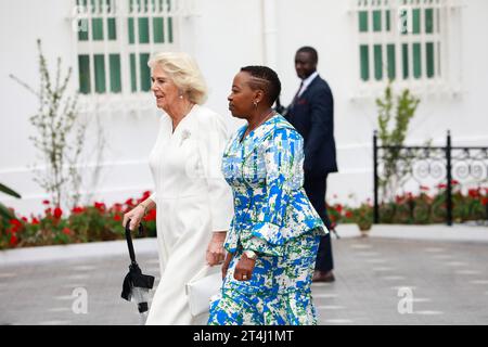 Nairobi, Kenya. 31 octobre 2023. La reine Camilla de Grande-Bretagne et la première dame du Kenya Rachel Ruto ont vu lors d'une cérémonie de bienvenue à State House à Nairobi. Le roi Charles III et la reine Camilla sont au Kenya pour une visite d'État de quatre jours à l'invitation du président William Ruto. Crédit : SOPA Images Limited/Alamy Live News Banque D'Images