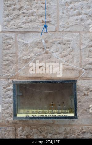 Une menorah HHanukkah non éclairée inscrite avec les mots hébreux, «ces bougies, elles sont sacrées», à la lumière du jour pendant la célébration de la Fête de Ligh Banque D'Images