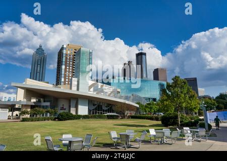 Atlanta, GA- 28 septembre 2018 : une vue magnifique sur les gratte-ciel d'Atlanta et la grande roue Sky View depuis le parc olympique Centennial et Banque D'Images