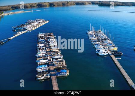 Vue aérienne des bateaux et yachts amarrés dans la marina sur les eaux du lac Lanier entouré d'arbres verdoyants à Buford Georgia USA Banque D'Images