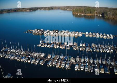 Vue aérienne des bateaux et yachts amarrés dans la marina sur les eaux du lac Lanier entouré d'arbres verdoyants à Buford Georgia USA Banque D'Images