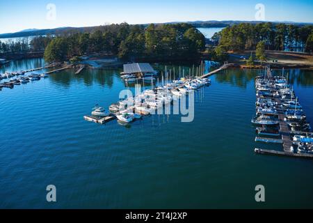 Vue aérienne des bateaux et yachts amarrés dans la marina sur les eaux du lac Lanier entouré d'arbres verdoyants à Buford Georgia USA Banque D'Images