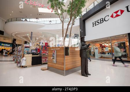 Statue de George Formby dans le centre commercial Grand Arcade de l'ancien casino de Wigan. Wigan Borough of Greater Manchester. Photo britannique : garyroberts/ Banque D'Images