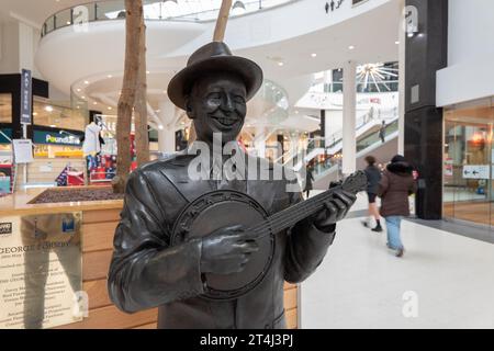 Statue de George Formby dans le centre commercial Grand Arcade de l'ancien casino de Wigan. Wigan Borough of Greater Manchester. Photo britannique : garyroberts/ Banque D'Images