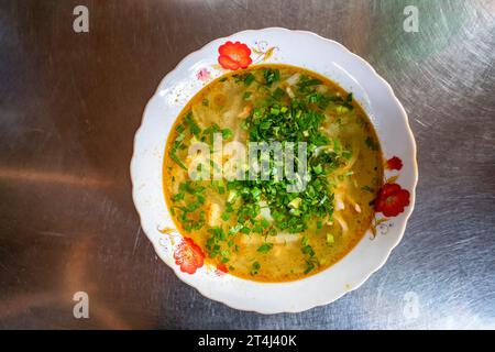 Soupe de nouilles de poisson Snakehead, plat vietnamien Banque D'Images