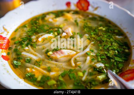 Soupe de nouilles de poisson Snakehead, plat vietnamien Banque D'Images