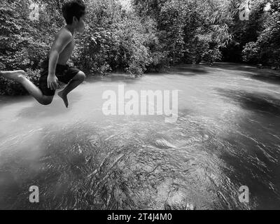 Cambodge, Kampong Phluk, plongeant dans la rivière enragée Banque D'Images