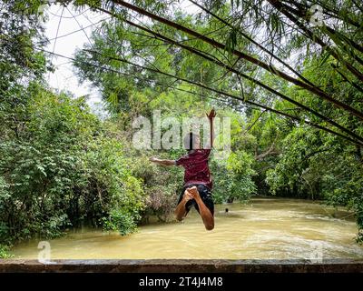 Cambodge, Kampong Phluk, plongeant dans la rivière enragée Banque D'Images