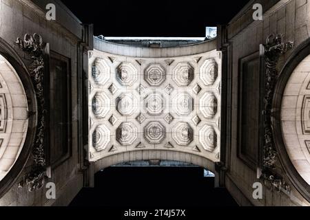 Plafond en caisson de l'Arc de Triomphe illuminé la nuit, Parc du Cinquantenaire, Bruxelles, Belgique Banque D'Images