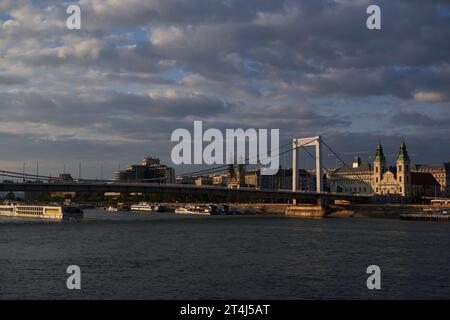 Le pont Elisabeth (en hongrois : Erzsébet híd), le troisième pont le plus récent de Budapest, reliant Buda et Pest à travers le Danube photographié au soleil Banque D'Images