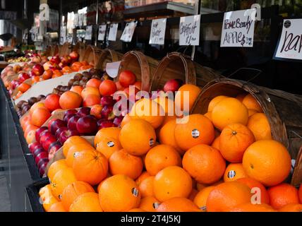 Paniers de pommes et d'oranges dans un stand de produits dans le quartier Marina de San Francisco, en Californie Banque D'Images