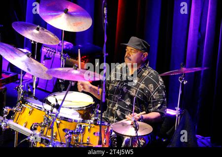 Der amerikanische Jazz-Schlagzeuger Dennis Chambers im Oberhausener Ebertbad. Le batteur de jazz américain Dennis Chambers à Oberhausen. Oberhausen NRW DEUDEGERMANYDEUTSCHLANDALLEMAGNE crédit : Imago/Alamy Live News Banque D'Images