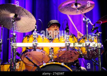 Der amerikanische Jazz-Schlagzeuger Dennis Chambers im Oberhausener Ebertbad. Le batteur de jazz américain Dennis Chambers à Oberhausen. Oberhausen NRW DEUDEGERMANYDEUTSCHLANDALLEMAGNE crédit : Imago/Alamy Live News Banque D'Images