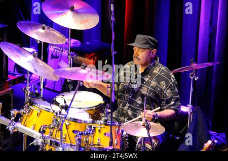 Der amerikanische Jazz-Schlagzeuger Dennis Chambers im Oberhausener Ebertbad. Le batteur de jazz américain Dennis Chambers à Oberhausen. Oberhausen NRW DEUDEGERMANYDEUTSCHLANDALLEMAGNE crédit : Imago/Alamy Live News Banque D'Images