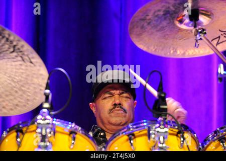 Der amerikanische Jazz-Schlagzeuger Dennis Chambers im Oberhausener Ebertbad. Le batteur de jazz américain Dennis Chambers à Oberhausen. Oberhausen NRW DEUDEGERMANYDEUTSCHLANDALLEMAGNE crédit : Imago/Alamy Live News Banque D'Images