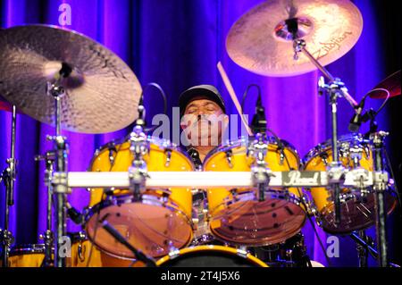 Der amerikanische Jazz-Schlagzeuger Dennis Chambers im Oberhausener Ebertbad. Le batteur de jazz américain Dennis Chambers à Oberhausen. Oberhausen NRW DEUDEGERMANYDEUTSCHLANDALLEMAGNE crédit : Imago/Alamy Live News Banque D'Images