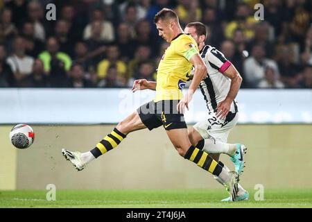 Athènes, Grèce. 30 octobre 2023. Damian Szymanski de l'AEK en action lors d'un match de Superleague grecque entre l'AEK FC et le PAOK FC. (Image de crédit : © Giannis Papanikos/ZUMA Press Wire) USAGE ÉDITORIAL SEULEMENT! Non destiné à UN USAGE commercial ! Banque D'Images