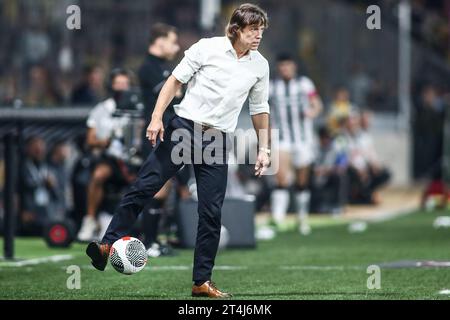 Athènes, Grèce. 30 octobre 2023. L'entraîneur de l'AEK, Matias Almeyda, lors d'un match de Superleague grecque entre l'AEK FC et le PAOK FC. (Image de crédit : © Giannis Papanikos/ZUMA Press Wire) USAGE ÉDITORIAL SEULEMENT! Non destiné à UN USAGE commercial ! Banque D'Images