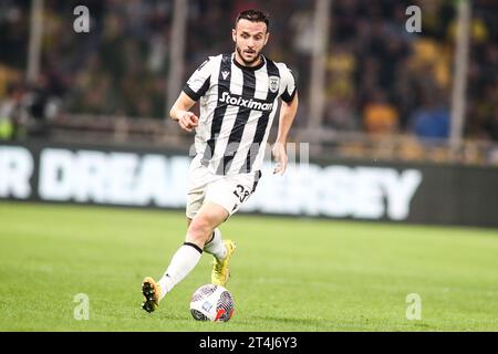 Athènes, Grèce. 30 octobre 2023. Joan Sastre du PAOK en action lors d'un match de Superleague grecque entre l'AEK FC et le PAOK FC. (Image de crédit : © Giannis Papanikos/ZUMA Press Wire) USAGE ÉDITORIAL SEULEMENT! Non destiné à UN USAGE commercial ! Banque D'Images