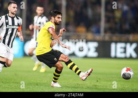 Athènes, Grèce. 30 octobre 2023. Milad Mohammadi de l'AEK en action lors d'un match de Superleague grecque entre l'AEK FC et le PAOK FC. (Image de crédit : © Giannis Papanikos/ZUMA Press Wire) USAGE ÉDITORIAL SEULEMENT! Non destiné à UN USAGE commercial ! Banque D'Images
