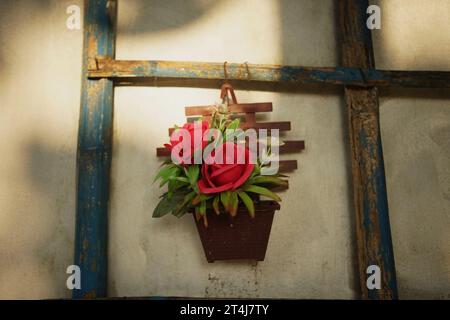 Un pot avec des fleurs || cintre de plantes dans le panier de cintre de fleurs de parc | cintre de boîte de fleurs Banque D'Images