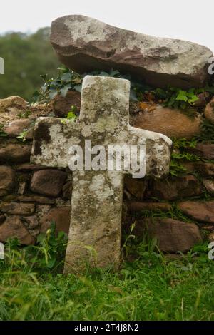 Croix de pierre dans un cimetière irlandais, à la lumière du jour, espace pour copie de texte.convient pour tout projet lié à la spiritualité, la religion, les funérailles, la solitude, dis Banque D'Images