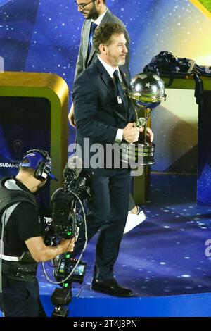 Maldonado, Uruguay , le 28 octobre 2023, Alejandro Dominguez présente le trophée Conmebol Sudamericana Cup au stade Domingo Burgueño Banque D'Images