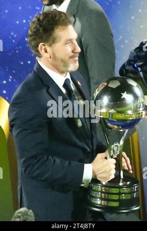 Maldonado, Uruguay , le 28 octobre 2023, Alejandro Dominguez présente le trophée Conmebol Sudamericana Cup au stade Domingo Burgueño Banque D'Images