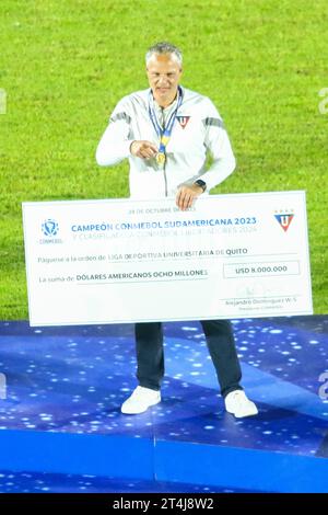 Maldonado, Uruguay , le 28 octobre 2023, Esteban Paz reçoit le chèque de la coupe Conmebol Sudamericana au stade Domingo Burgueño Banque D'Images