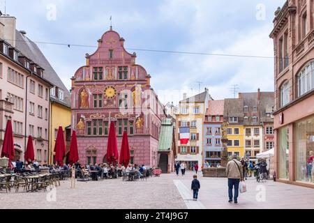 Mulhouse, France - 20 mai 2023 : Paysage urbain de Mulhouse avec ancien hôtel de ville département Haut-Rhin région Elsace en France Banque D'Images