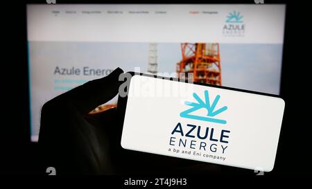 Personne tenant un smartphone avec le logo de la compagnie pétrolière angolaise Azule Energy devant le site Web. Concentrez-vous sur l'affichage du téléphone. Banque D'Images