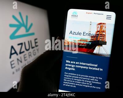 Personne tenant un téléphone portable avec la page Web de la compagnie pétrolière angolaise Azule Energy devant le logo de l'entreprise. Concentrez-vous sur le centre de l'écran du téléphone. Banque D'Images