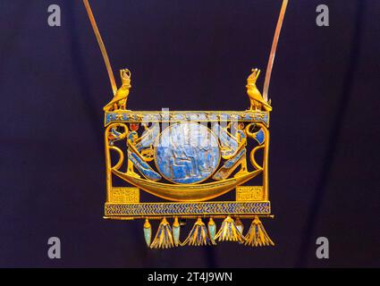 Égypte, Caire, Musée égyptien, enterrement de Tchéchonq II, Tanis : pectoral de son père, Tchonq I, représentant le dieu soleil sur une barque solaire. Banque D'Images