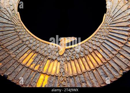 Egypte, Caire, Musée égyptien, enterrement du roi Tchéchonq II, Tanis : collier avec la déesse Nekhbet comme vautour. Banque D'Images