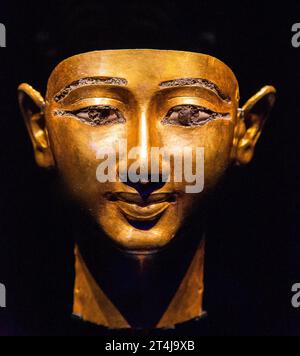 Egypte, Caire, Musée égyptien, enterrement de Wendjebauendjed, Tanis : masque d'or recouvrant la partie supérieure du cercueil. Banque D'Images