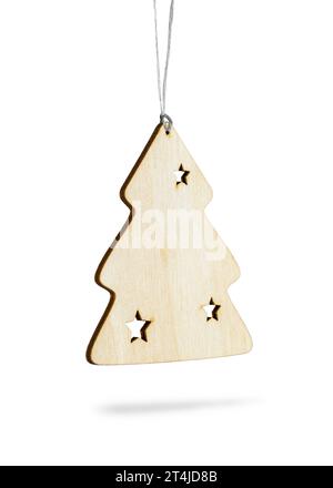 Joyeux Noël et bonne année concept. Ornement d'arbre de Noël suspendu en bois sur fond blanc. Objet de Noël festif. Banque D'Images