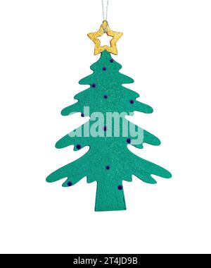 Joyeux Noël et bonne année concept. Ornement d'arbre de Noël suspendu en bois sur fond blanc. Objet de Noël festif. Banque D'Images