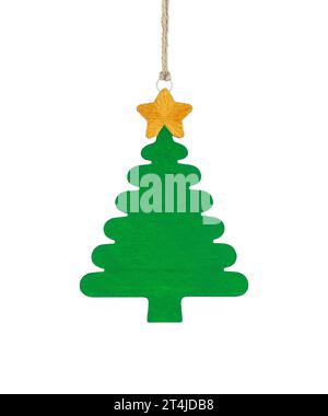 Joyeux Noël et bonne année concept. Ornement d'arbre de Noël suspendu en bois sur fond blanc. Objet de Noël festif. Banque D'Images