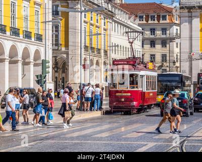 Lisbonne tram ou trolley sur la rue Da Alfandega sur la Praça do Comércio ou place du Commerce dans la section Baixa de Lisbonne Portugal Banque D'Images