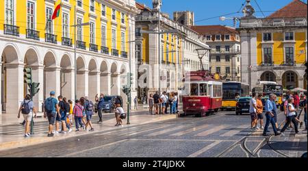 Lisbonne tram ou trolley sur la rue Da Alfandega sur la Praça do Comércio ou place du Commerce dans la section Baixa de Lisbonne Portugal Banque D'Images