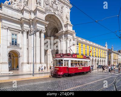 Lisbonne tram ou trolley sur la rue Da Alfandega sur la Praça do Comércio ou place du Commerce dans la section Baixa de Lisbonne Portugal Banque D'Images