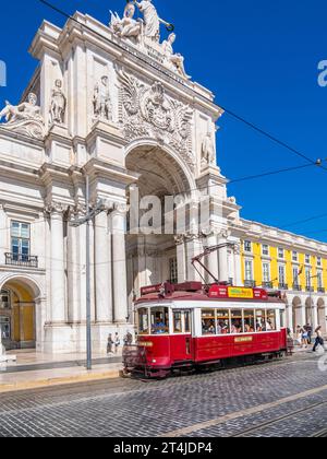 Lisbonne tram ou trolley sur la rue Da Alfandega sur la Praça do Comércio ou place du Commerce dans la section Baixa de Lisbonne Portugal Banque D'Images