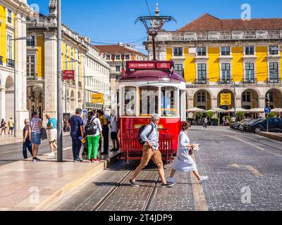 Lisbonne tram ou trolley sur la rue Da Alfandega sur la Praça do Comércio ou place du Commerce dans la section Baixa de Lisbonne Portugal Banque D'Images