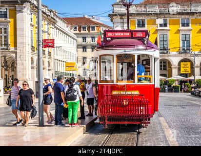 Lisbonne tram ou trolley sur la rue Da Alfandega sur la Praça do Comércio ou place du Commerce dans la section Baixa de Lisbonne Portugal Banque D'Images