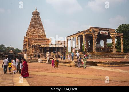Thanjavur, Tamil Nadu, Inde - octobre 19 2023 : les gens marchent le long du complexe de Thanjavur Grand Temple (également appelé Thanjai Periya Kovil à tami Banque D'Images