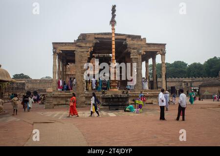 Thanjavur, Tamil Nadu, Inde - octobre 19 2023 : les gens marchent le long du complexe de Thanjavur Grand Temple (également appelé Thanjai Periya Kovil à tami Banque D'Images