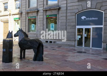 Oviedo, Espagne, 31 octobre 2023 : l'ancien bâtiment de la Caja de Ahorros de Asturias, avec lequel Liberbank a fusionné avec Unicaja Banco pendant Unicaja Banco gagne 285 millions jusqu'en septembre, 4,9% de plus, le 31 2023 octobre, à Oviedo, Espagne. Crédit : Alberto Brevers / Alamy Live News. Banque D'Images