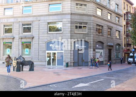 Oviedo, Espagne, 31 octobre 2023 : l'ancien bâtiment de la Caja de Ahorros de Asturias, avec lequel Liberbank a fusionné avec Unicaja Banco pendant Unicaja Banco gagne 285 millions jusqu'en septembre, 4,9% de plus, le 31 2023 octobre, à Oviedo, Espagne. Crédit : Alberto Brevers / Alamy Live News. Banque D'Images