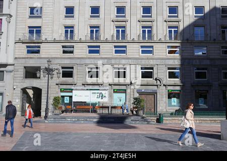 Oviedo, Espagne, 31 octobre 2023 : l'ancien bâtiment de la Caja de Ahorros de Asturias, avec lequel Liberbank a fusionné avec Unicaja Banco pendant Unicaja Banco gagne 285 millions jusqu'en septembre, 4,9% de plus, le 31 2023 octobre, à Oviedo, Espagne. Crédit : Alberto Brevers / Alamy Live News. Banque D'Images