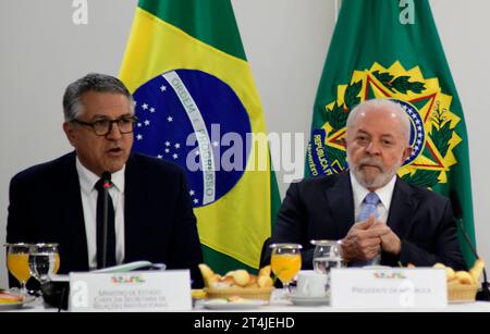 Brasilia DF, 10/31/2023 Lula/Meeting/Lideres/da/Coalizao/Chamber/Politics Brasilia DF, 10/31/2023 Lula/Meeting/Lideres/da/Coalizacao/Chamber/Politics - le Président Lula a rencontré mardi matin 31, au Palacio do Planalto, les dirigeants de la Chambre des députés pour la première fois depuis le changement de présidence de Caixa. La raison est d'essayer d'accélérer le vote sur les questions économiques. Sur la photo, le président Luiz Inacio Lula da Silva, le vice-président Geraldo Alckmin, le ministre des Finances Fernando Haddad, le ministre de la planification et du Budget du Brésil, Simone Tebet, ministre en chef du secrétaire de l'Institut Banque D'Images